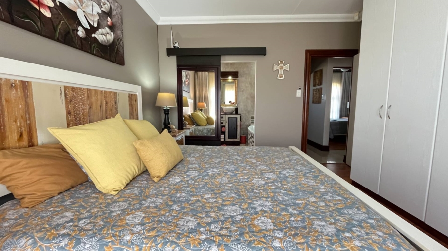 3 Bedroom Property for Sale in Heiderand Western Cape
